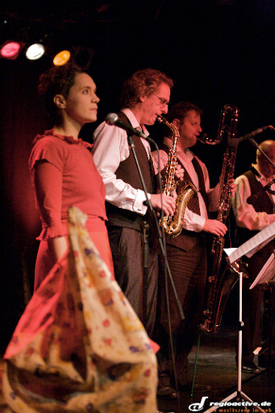 Kölner Saxophon Mafia und Élodie Brochier (live in Mannheim, 2008)
Foto: Michael Kies